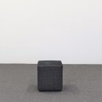 Kvadratisk puff mörkgrå