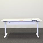 Elektriskt höj- och sänkbart  skrivbord  160 cm
