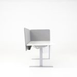 Höj- och sänkbart skrivbord med tillbehör