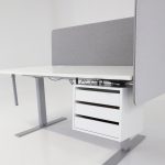 Höj- och sänkbart skrivbord med tillbehör