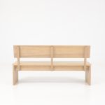 Träbänk med ryggstöd