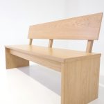 Träbänk med ryggstöd